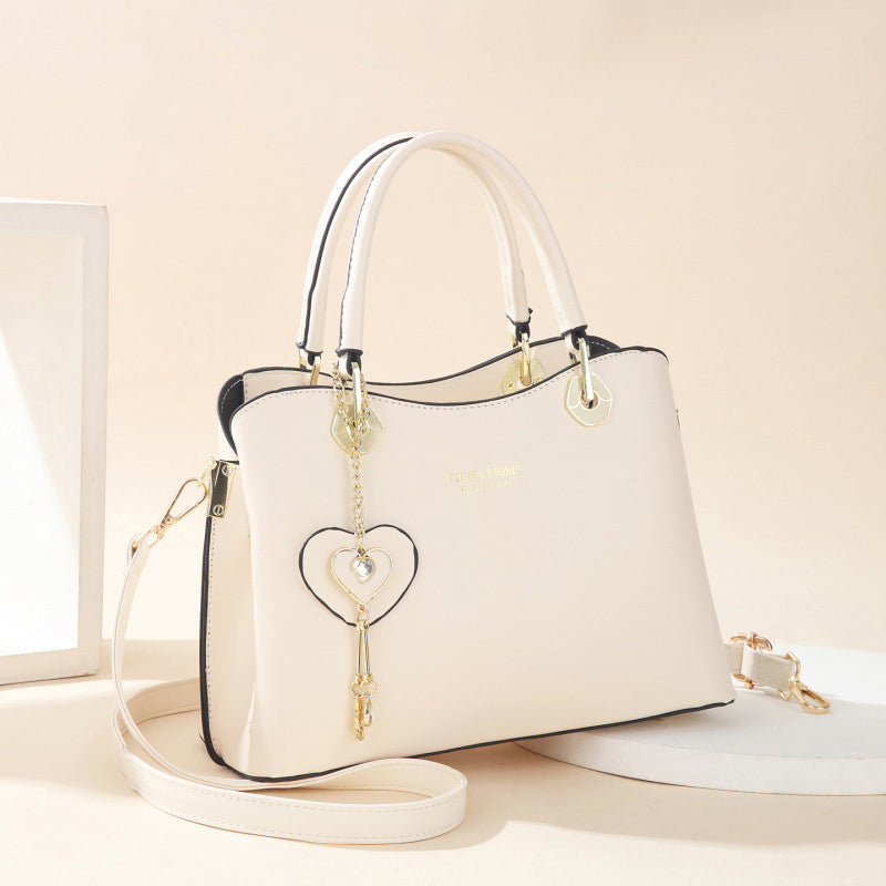 Elegante Damen-Tasche mit glänzendem Herzanhänger