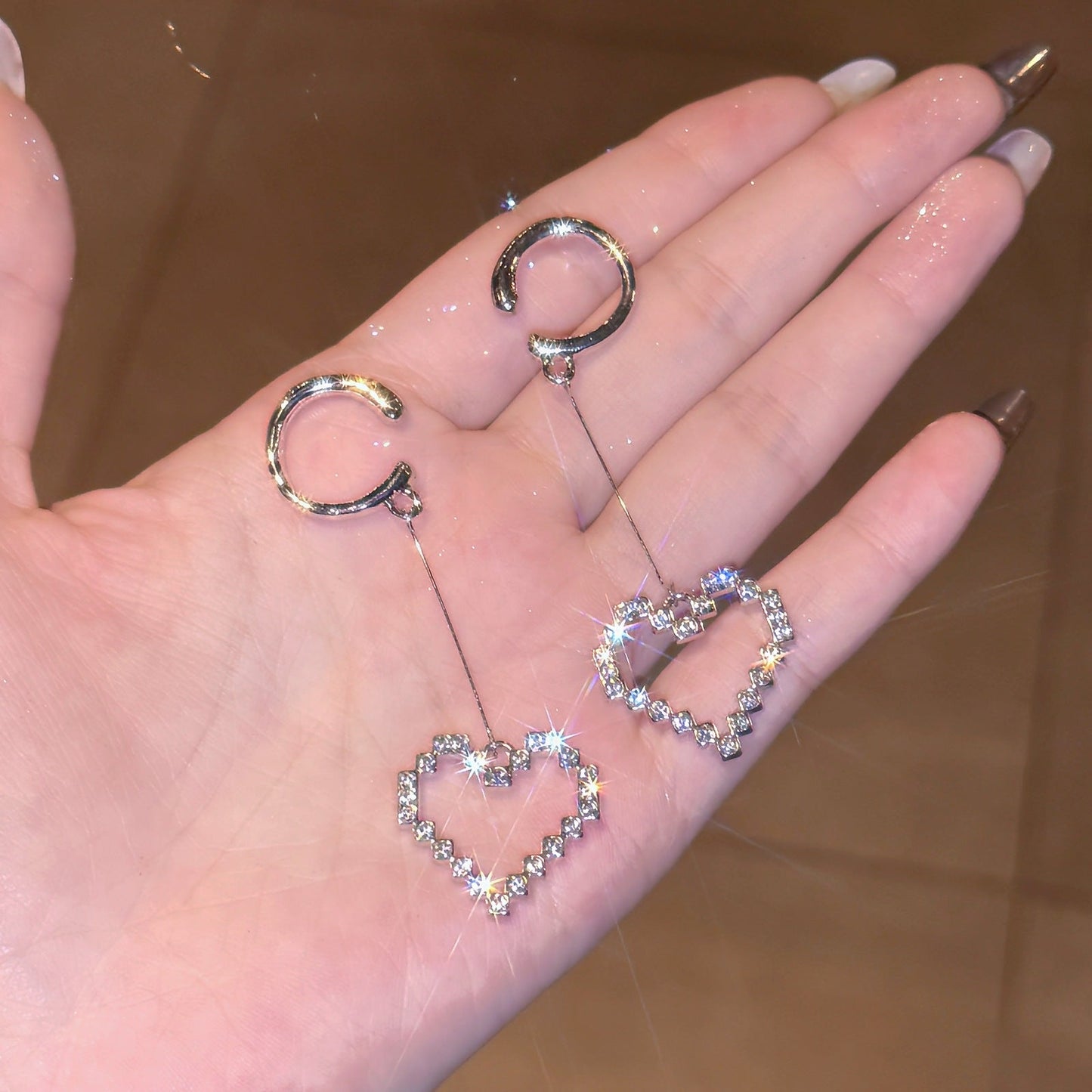 Elegantes Herz-Ohrclip – Ausgestochenes Muster voller Steine für Ohren ohne Piercing