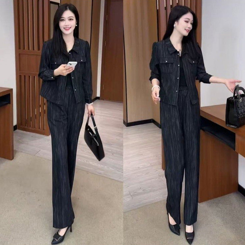 Eleganter Anzug – kurze Jacke und Hose mit weitem Bein