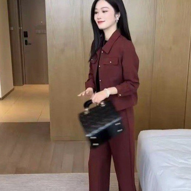 Eleganter Anzug – kurze Jacke und Hose mit weitem Bein