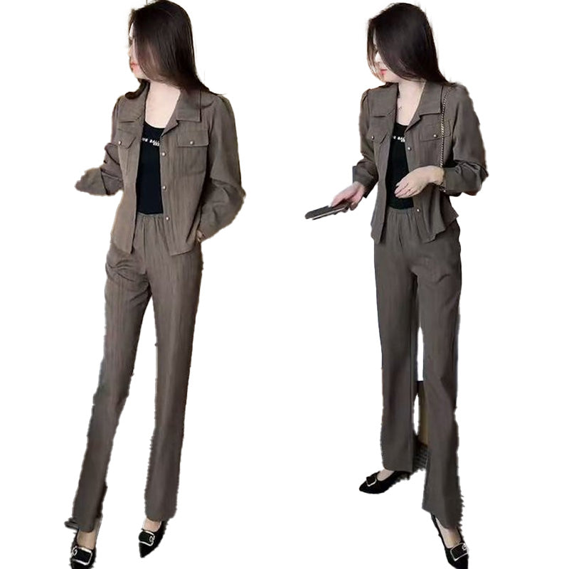 Eleganter Anzug – kurze Jacke und Hose mit weitem Bein
