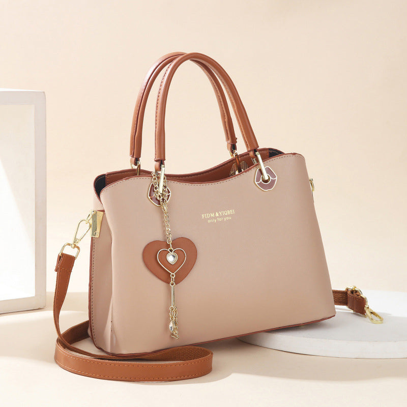 Elegante Damen-Tasche mit glänzendem Herzanhänger