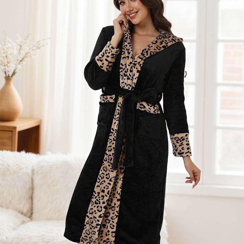 Gemütliches Damenbadekleid mit Kapuze und Leopardenmuster
