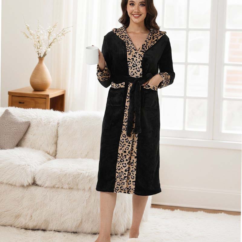 Gemütliches Damenbadekleid mit Kapuze und Leopardenmuster