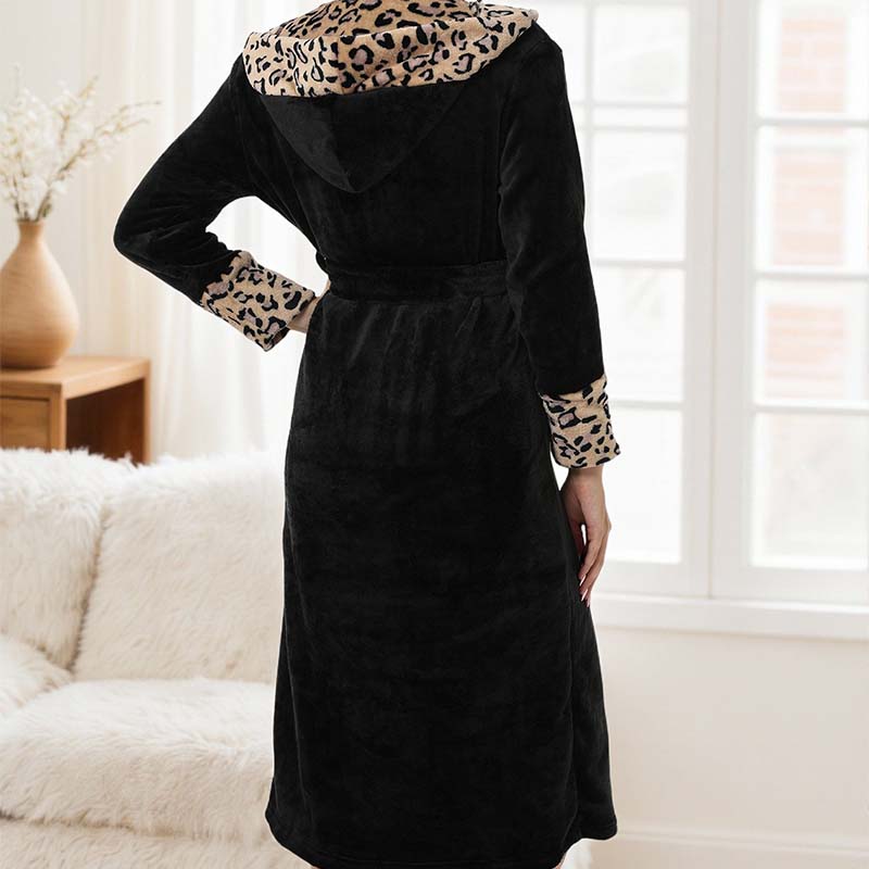 Gemütliches Damenbadekleid mit Kapuze und Leopardenmuster
