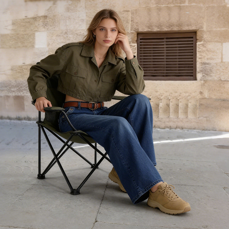 Hoch taillierte Jeans mit weitem Bein und Knopfdetail