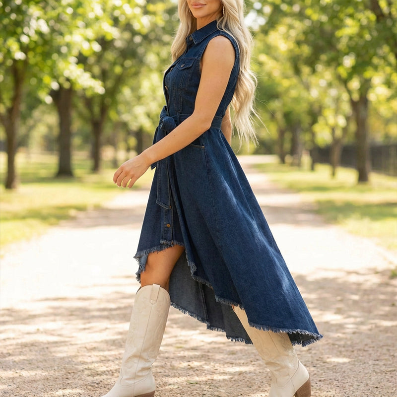 Ärmelloses Jeanskleid mit asymmetrischem Saum