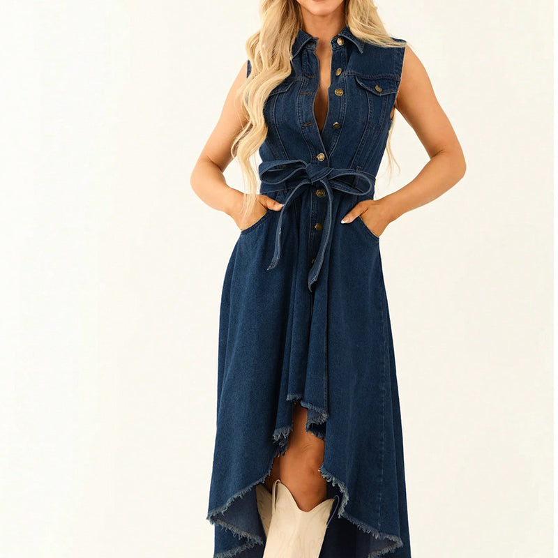 Ärmelloses Jeanskleid mit asymmetrischem Saum