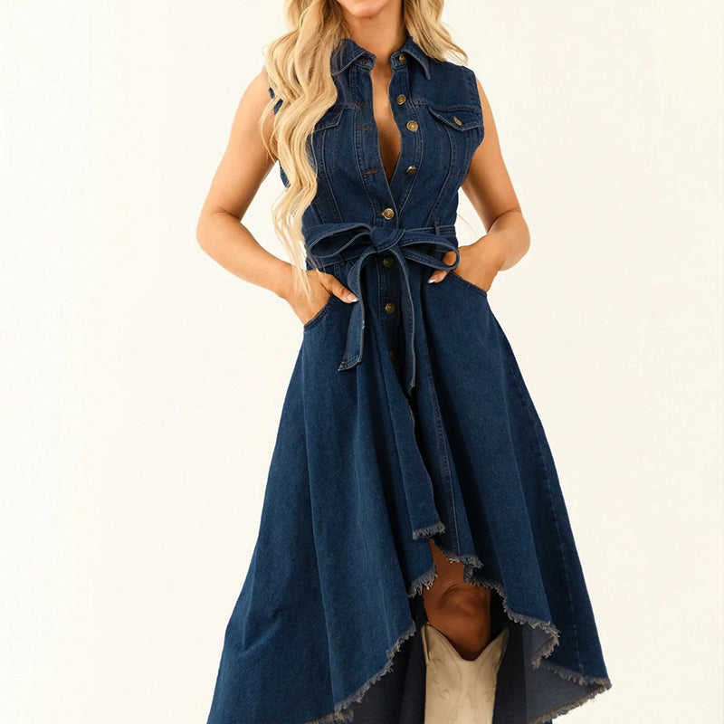 Ärmelloses Jeanskleid mit asymmetrischem Saum