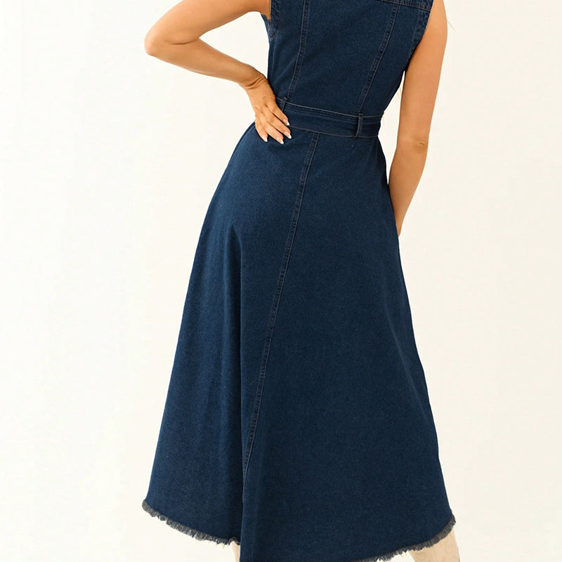 Ärmelloses Jeanskleid mit asymmetrischem Saum