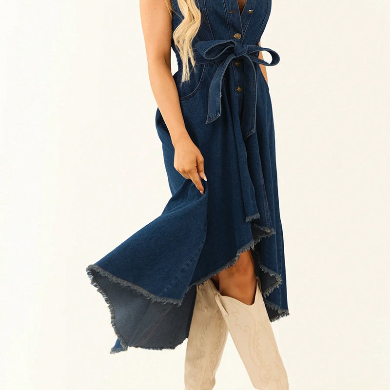Ärmelloses Jeanskleid mit asymmetrischem Saum