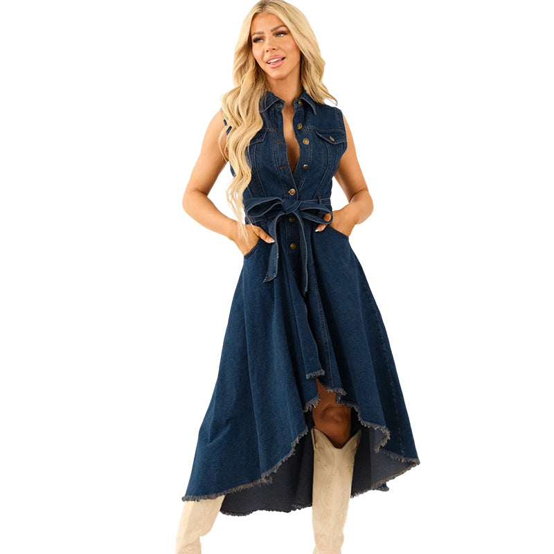 Ärmelloses Jeanskleid mit asymmetrischem Saum